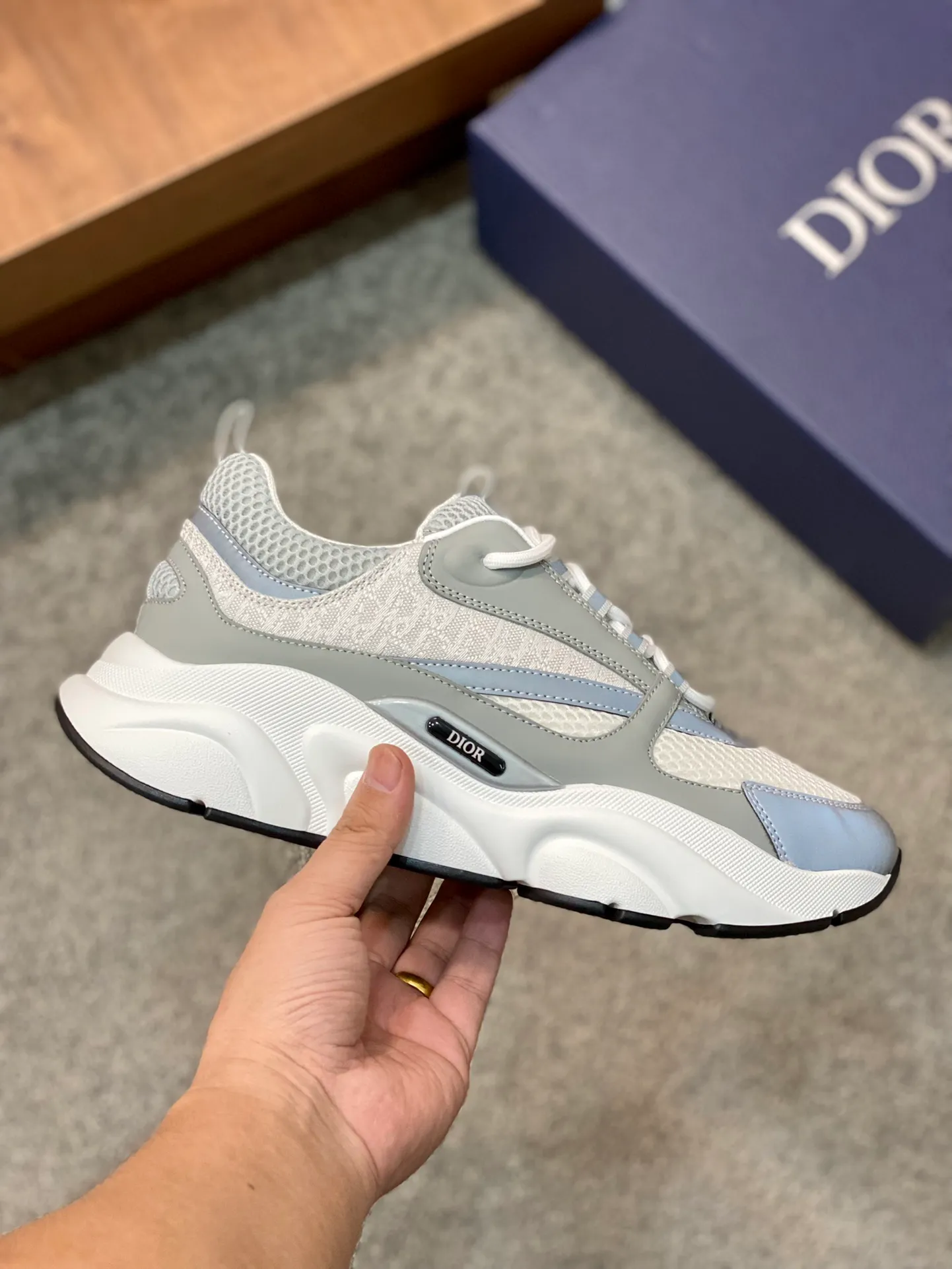 Factory price: 500💰 Dior B22 men's jogging fashion sneakers. This item draws inspiration from retro jogging shoes. It adopts a thick low-top design, with an upper made of leather and mesh fabric, and a black and white engraved rubber sole. The side is decorated with an embossed "Di~r" logo. Code number: 38-45 (38, 45, 46 can be customized)